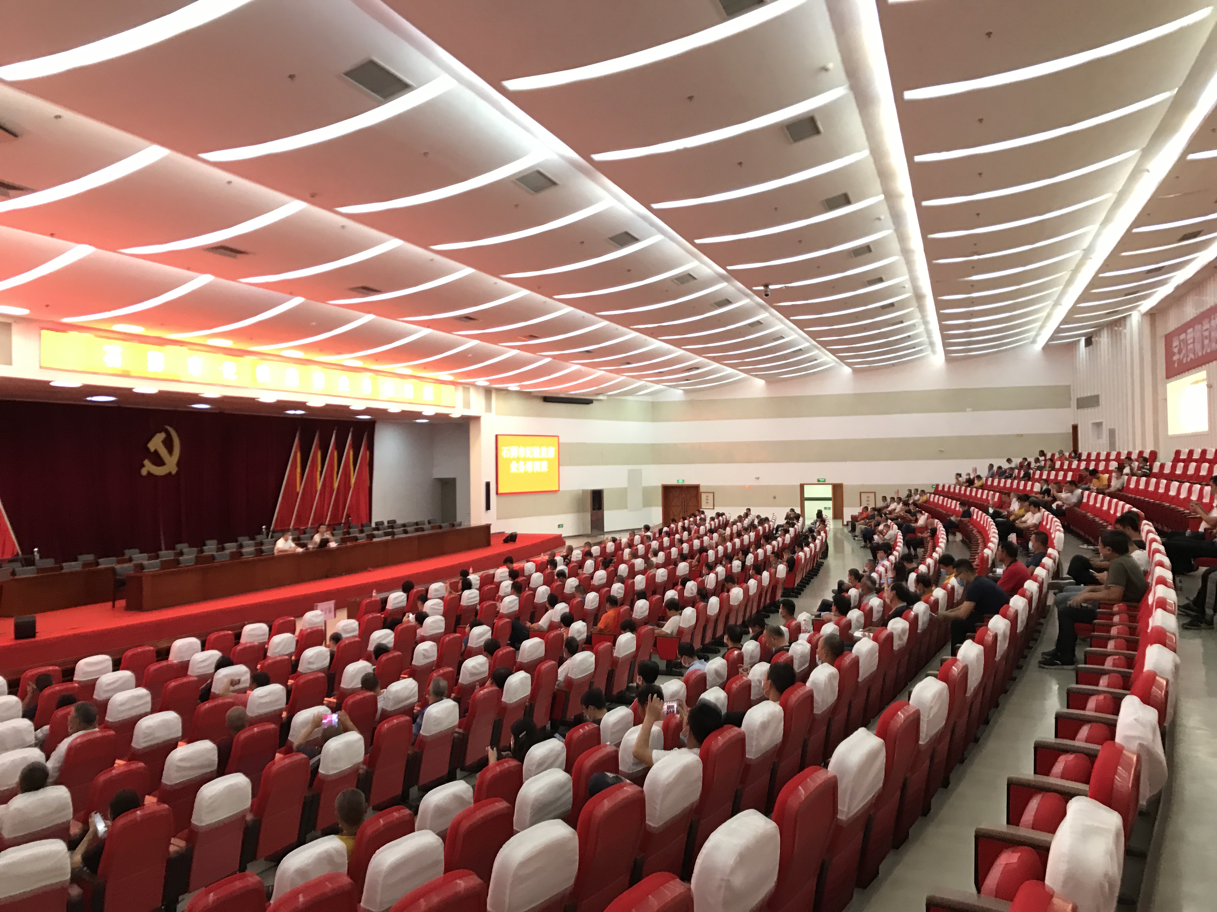 石狮市推行纪检监察干部“上讲堂”开展“量体裁衣”式精准培训。图为2020年6月17日，在纪检监察业务班培训上，镇（街道）纪委干部担任主讲人，为村（社区）纪检委员、村（居）务监督委员会主任等展开镇村纪检业务“点对点”培训。